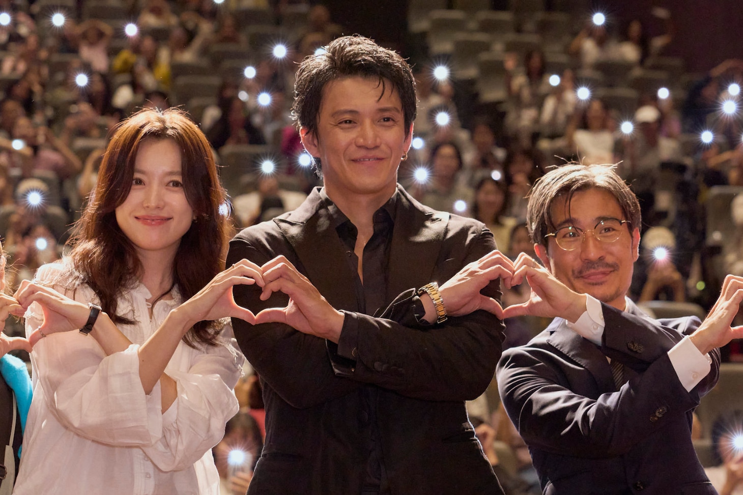 第30回釜山国際映画祭での「匿名の恋人たち」ワールドプレミアの様子。左からハン・ヒョジュ、小栗旬、月川翔