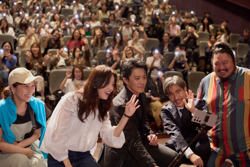 第30回釜山国際映画祭での「匿名の恋人たち」ワールドプレミアの様子。フォトセッションにはキャストの米本学仁（右端）、みょんふぁ（左端）も急遽参加した