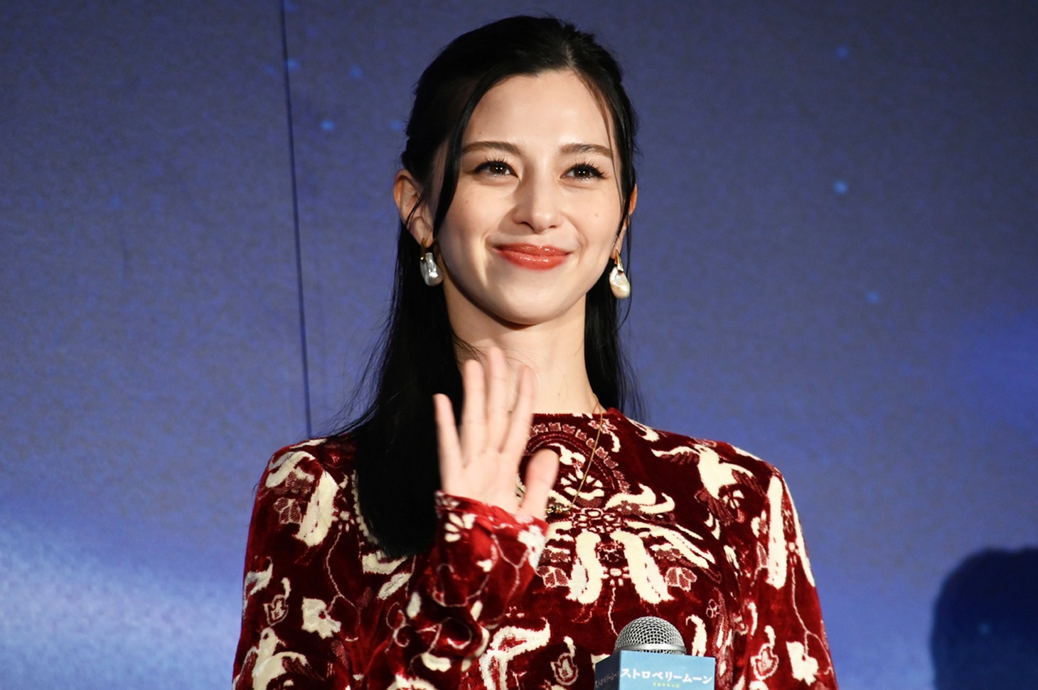 映画「ストロベリームーン 余命半年の恋」完成披露試写会に登壇した中条あやみ。池端杏慈演じる高遠麗の13年後の姿を演じている