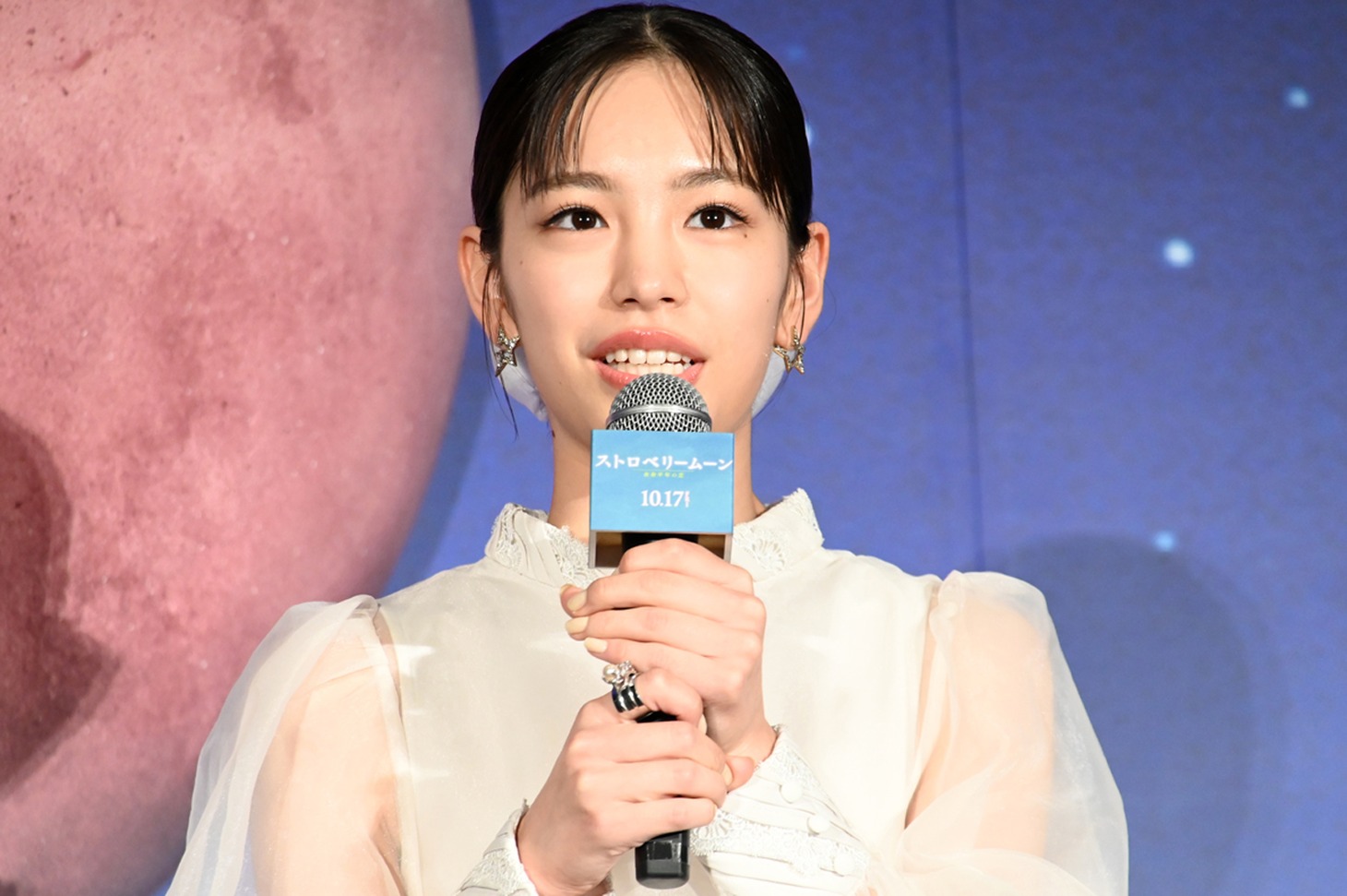 映画「ストロベリームーン 余命半年の恋」完成披露試写会に登壇した當真あみ