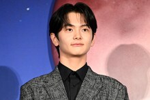 映画「ストロベリームーン 余命半年の恋」完成披露試写会に登壇した齋藤潤。桜井萌の同級生・佐藤日向を演じている