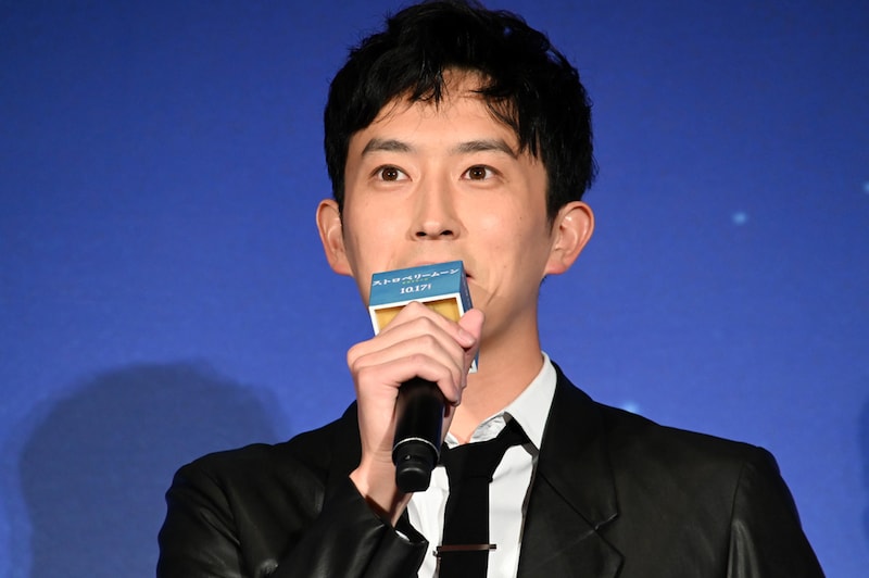 映画「ストロベリームーン 余命半年の恋」完成披露試写会に登壇した杉野遥亮。齋藤潤演じる佐藤日向の13年後の姿を演じている