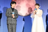 映画「ストロベリームーン 余命半年の恋」完成披露試写会に登壇した齋藤潤（左）と當真あみ（右）。2人はドラマ「ちはやふる－めぐり－」でも共演している