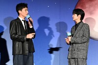 映画「ストロベリームーン 余命半年の恋」完成披露試写会に登壇した杉野遥亮（左）。齋藤潤（右）演じる佐藤日向の13年後の姿を演じている