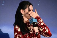 映画「ストロベリームーン 余命半年の恋」完成披露試写会で涙を流す中条あやみ