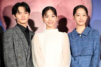 映画「ストロベリームーン 余命半年の恋」完成披露試写会の様子。左から齋藤潤、當真あみ、池端杏慈