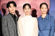 映画「ストロベリームーン 余命半年の恋」完成披露試写会の様子。左から齋藤潤、當真あみ、池端杏慈