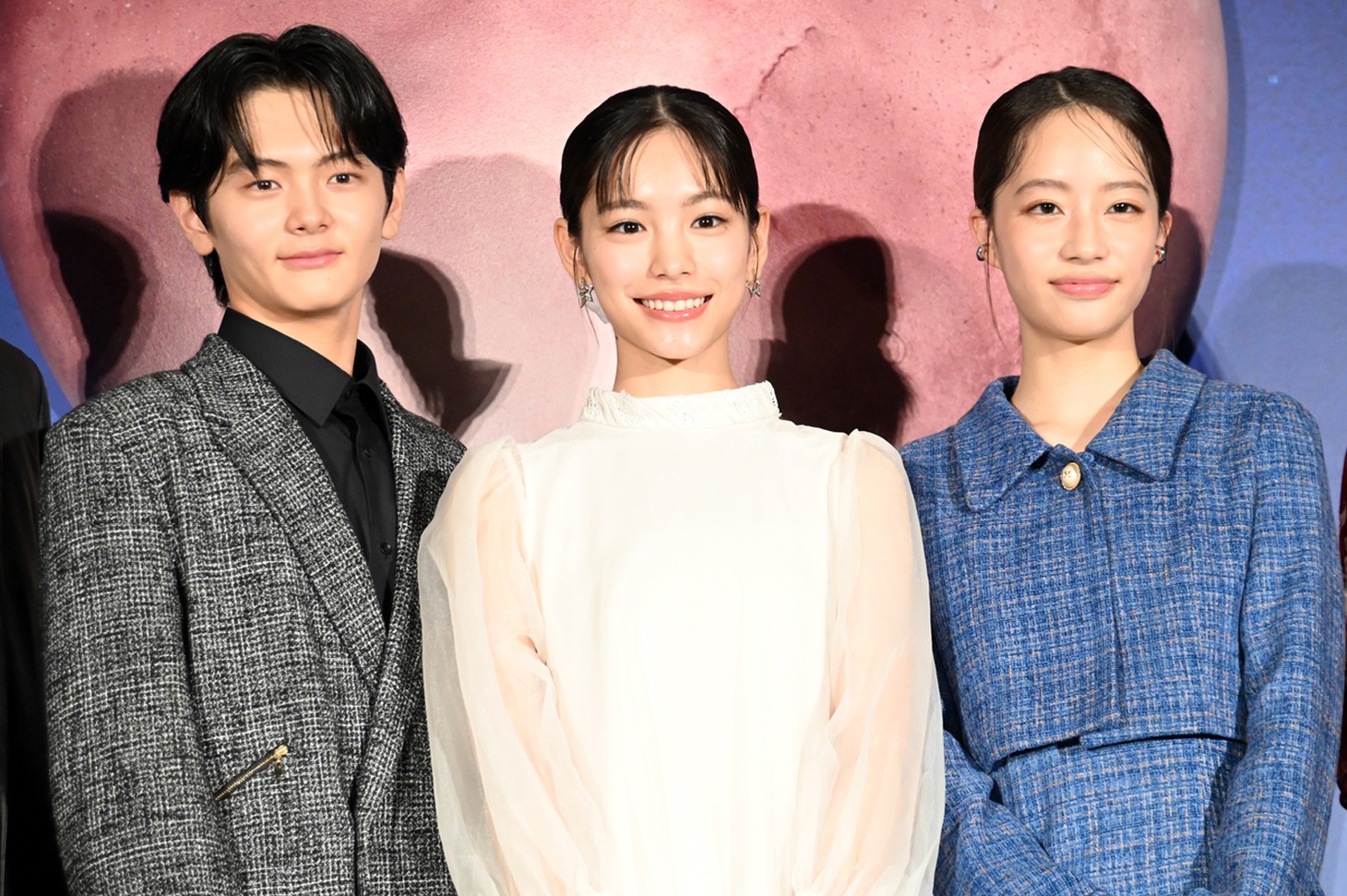 映画「ストロベリームーン 余命半年の恋」完成披露試写会の様子。左から齋藤潤、當真あみ、池端杏慈