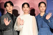 映画「ストロベリームーン 余命半年の恋」完成披露試写会の様子。左から齋藤潤、當真あみ、池端杏慈