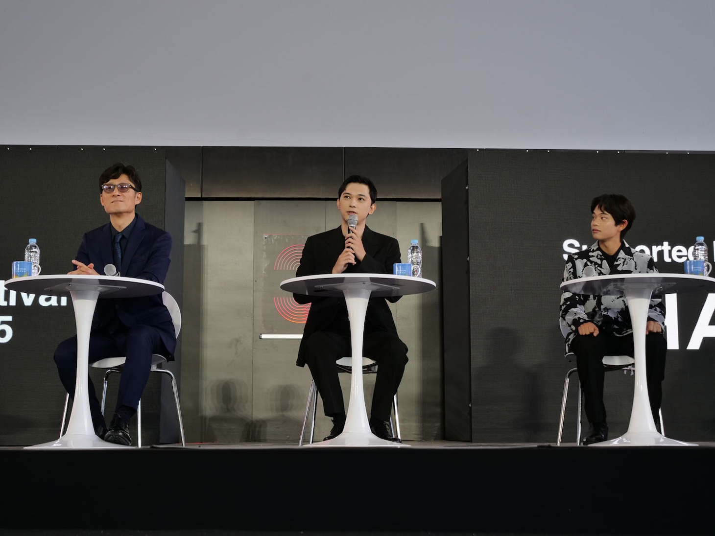 第30回釜山国際映画際で9月21日に行われた「国宝」オープントークの様子。左から李相日、吉沢亮、黒川想矢