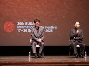 第30回釜山国際映画際で9月20日に行われた「国宝」舞台挨拶の様子。左から李相日、吉沢亮