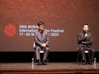 第30回釜山国際映画際で9月20日に行われた「国宝」舞台挨拶の様子。左から李相日、吉沢亮