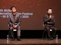 第30回釜山国際映画際で9月20日に行われた「国宝」舞台挨拶の様子。左から李相日、吉沢亮
