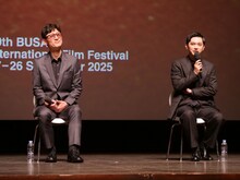 第30回釜山国際映画際で9月20日に行われた「国宝」舞台挨拶の様子。左から李相日、吉沢亮