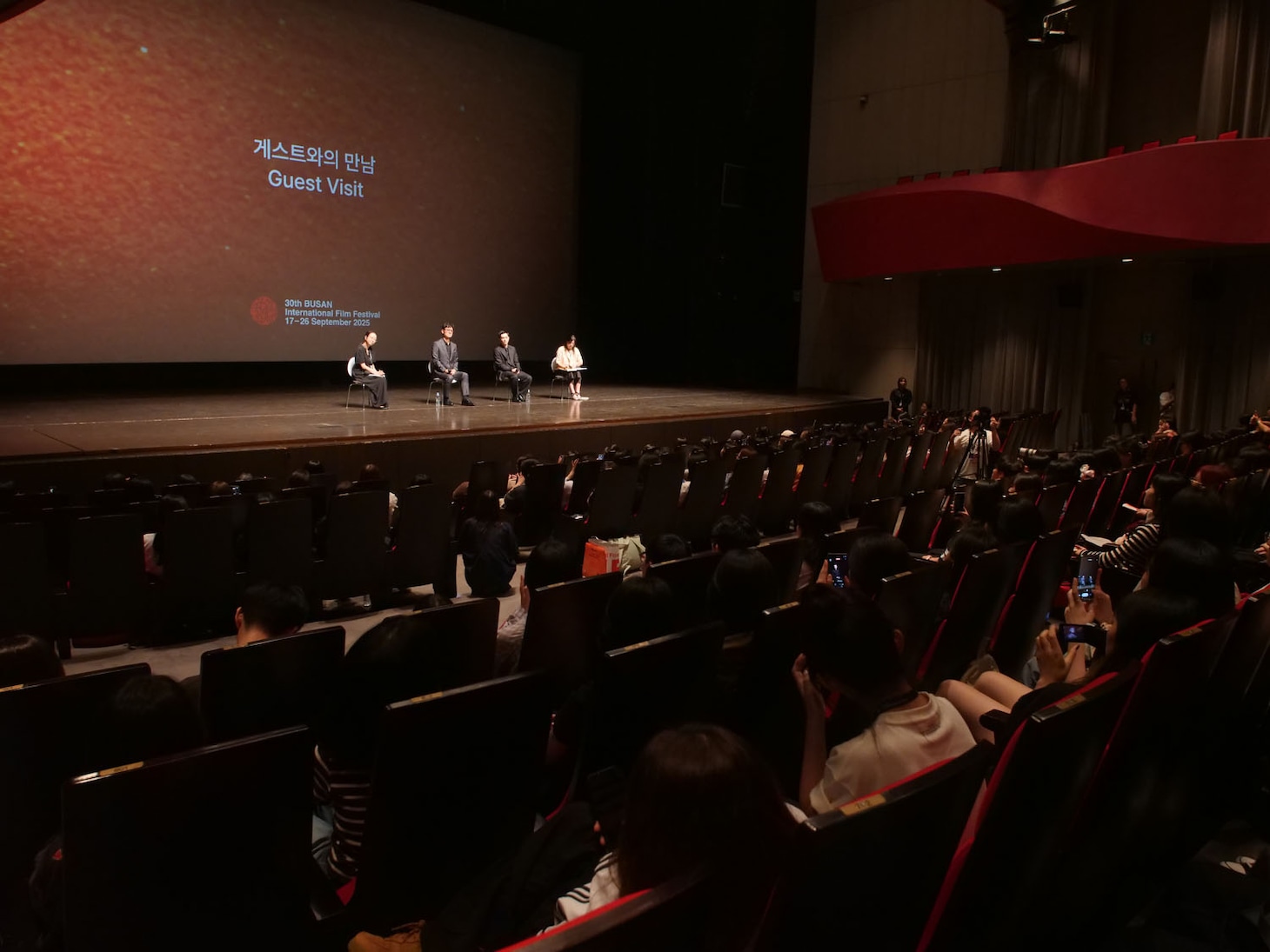 第30回釜山国際映画際で9月20日に行われた「国宝」舞台挨拶の様子