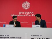第30回釜山国際映画際で9月21日に行われた「国宝」記者会見にて、左から吉沢亮、李相日