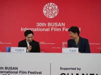 第30回釜山国際映画際で9月21日に行われた「国宝」記者会見にて、左から吉沢亮、李相日
