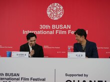 第30回釜山国際映画際で9月21日に行われた「国宝」記者会見にて、左から吉沢亮、李相日