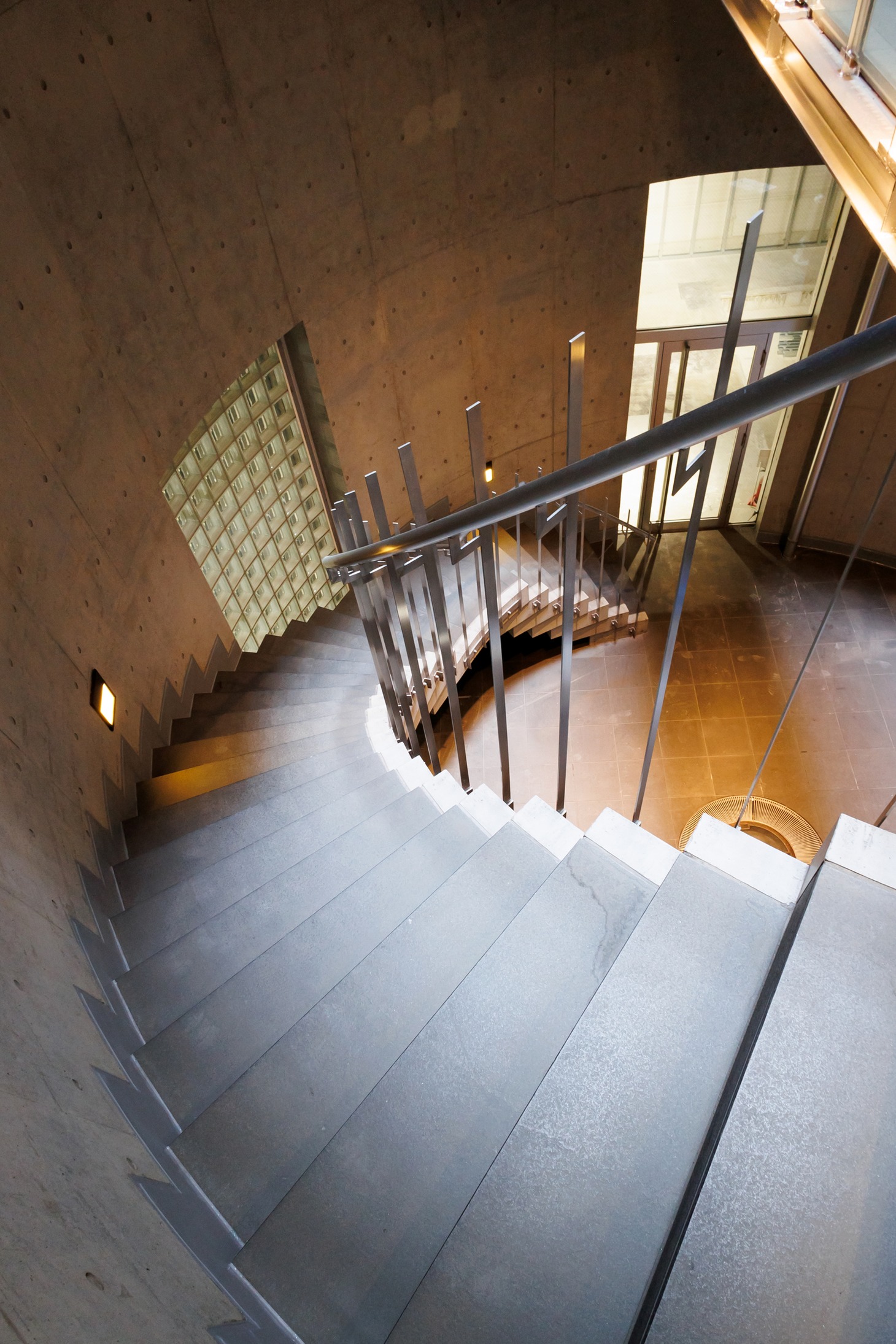 ロードショー・映画館サブスク制のハイブリッド型ミニシアター「CineMalice（シネマリス）」内観