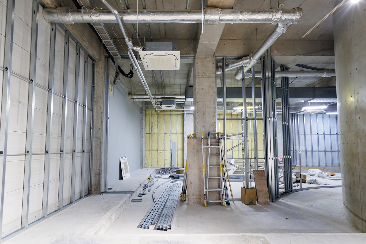 ロードショー・映画館サブスク制のハイブリッド型ミニシアター「CineMalice（シネマリス）」建物内部