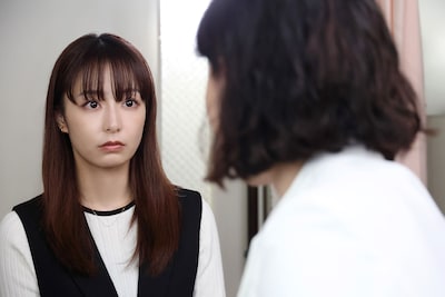 ドラマ「できても、できなくても」場面写真。ブライダルチェックで不妊症が発覚する桃生翠（宇垣美里）