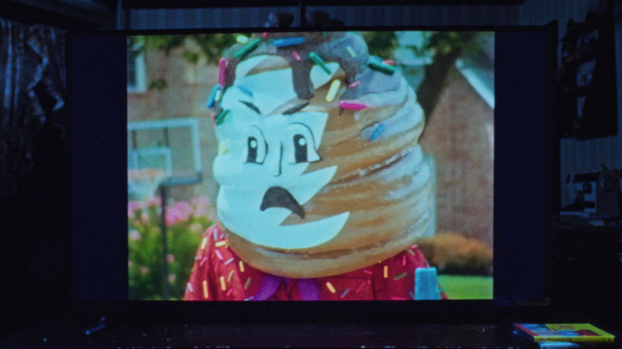 「テレビの中に入りたい」新場面写真。劇中のテレビ番組「ピンク・オペーク」に登場するアイスクリームマン