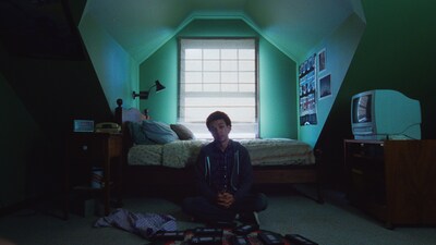 「テレビの中に入りたい」新場面写真。ジャスティス・スミス演じるオーウェン