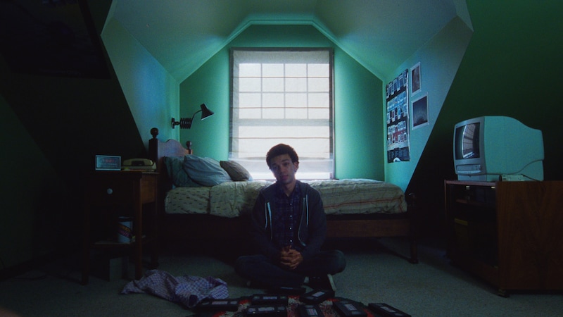 「テレビの中に入りたい」新場面写真。ジャスティス・スミス演じるオーウェン