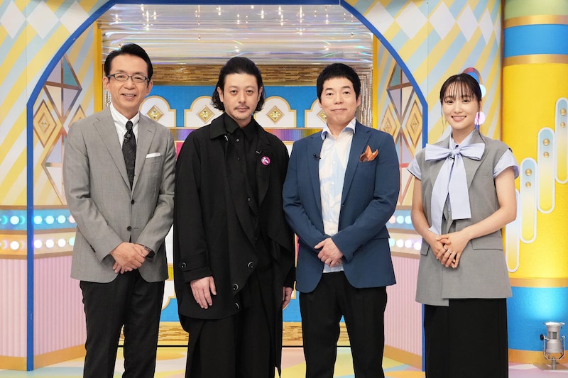 「開運！なんでも鑑定団 秋の超拡大スペシャル」の様子。左から福澤朗、オダギリジョー、今田耕司、菅井友香