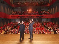 第30回釜山国際映画際で9月20日に行われた「国宝」舞台挨拶の様子。左から吉沢亮、李相日