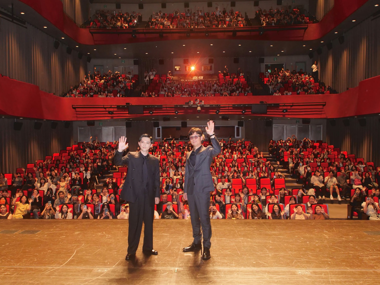 第30回釜山国際映画際で9月20日に行われた「国宝」舞台挨拶の様子。左から吉沢亮、李相日