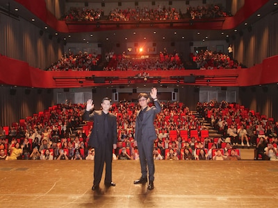 第30回釜山国際映画際で9月20日に行われた「国宝」舞台挨拶の様子。左から吉沢亮、李相日