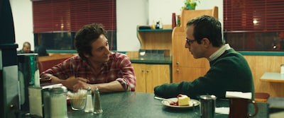 ブルース・スプリングスティーン（左 / ジェレミー・アレン・ホワイト）のよき理解者であるジョン・ランダウ（右 / ジェレミー・ストロング）