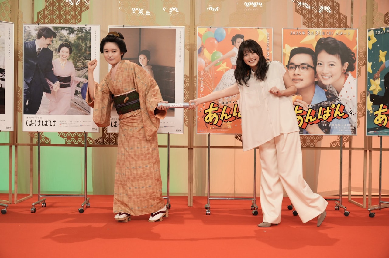連続テレビ小説バトンタッチセレモニーの様子。今田美桜（右）が髙石あかり（左）にバトンをつなぐ