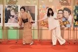 連続テレビ小説バトンタッチセレモニーの様子。今田美桜(右)が髙石あかり(左)にバトンをつなぐ
