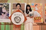 ドラマゆかりの品を交換した髙石あかり(左)と今田美桜(右)