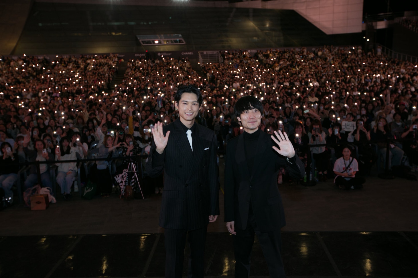 第30回釜山国際映画祭の「秒速5センチメートル」公式上映に参加した松村北斗（左）と奥山由之（右）