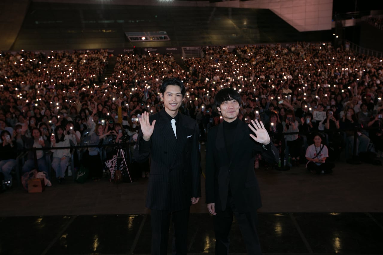 第30回釜山国際映画祭の「秒速5センチメートル」公式上映に参加した松村北斗（左）と奥山由之（右）