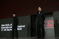 左から奥山由之、松村北斗