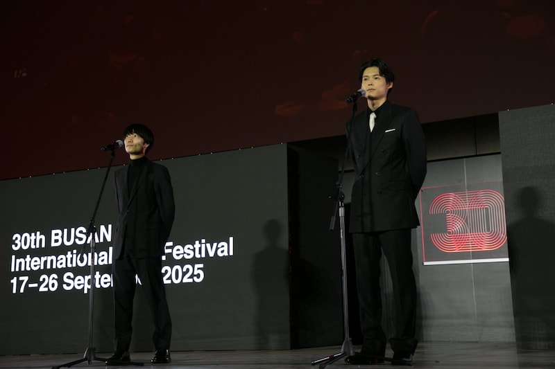 左から奥山由之、松村北斗