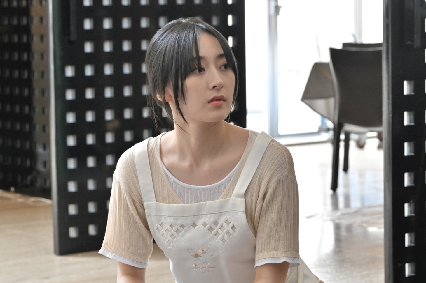 長尾由紀子役の水嶋凜