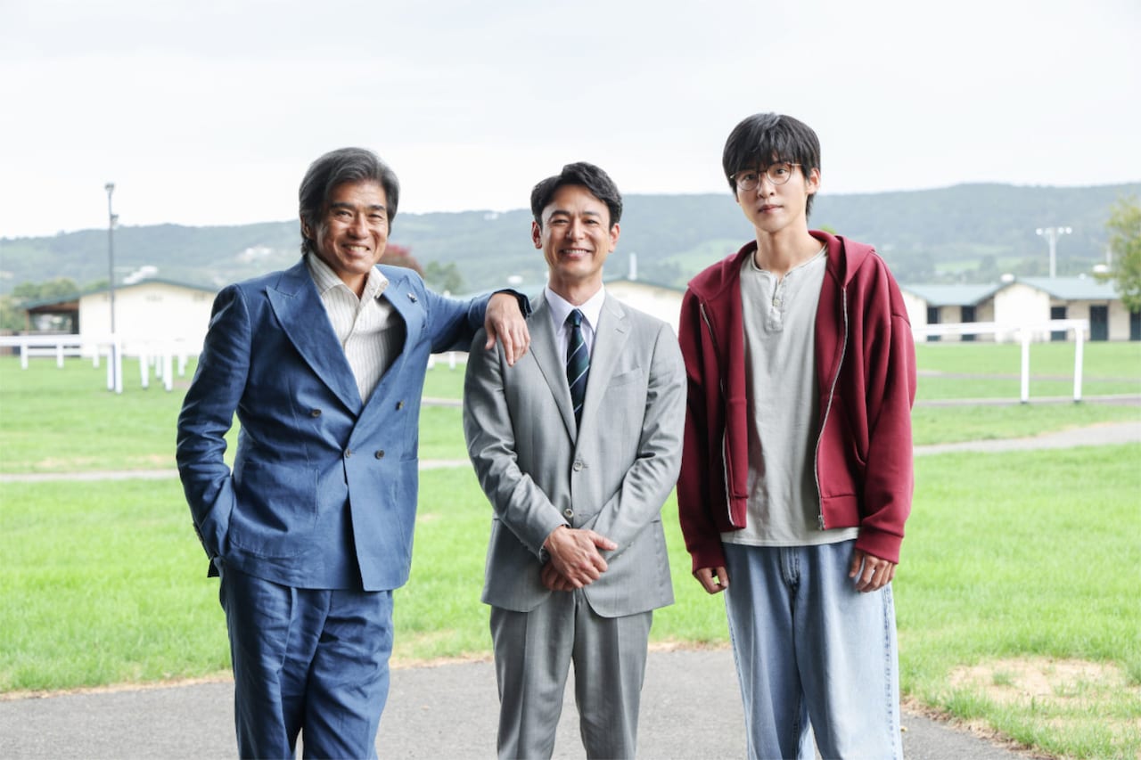 妻夫木聡、佐藤浩市、目黒蓮が「ザ・ロイヤルファミリー」北海道ロケで馬と触れ合う