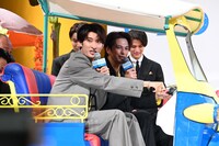 映画「（LOVE SONG）」ジャパンプレミアの様子。トゥクトゥクに乗って現れた向井康二（左）と森崎ウィン（右）