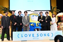 映画「（LOVE SONG）」ジャパンプレミアの様子。左からウィーラチット・トンジラー、逢見亮太、藤原大祐、向井康二（Snow Man）、森崎ウィン、及川光博、齊藤京子