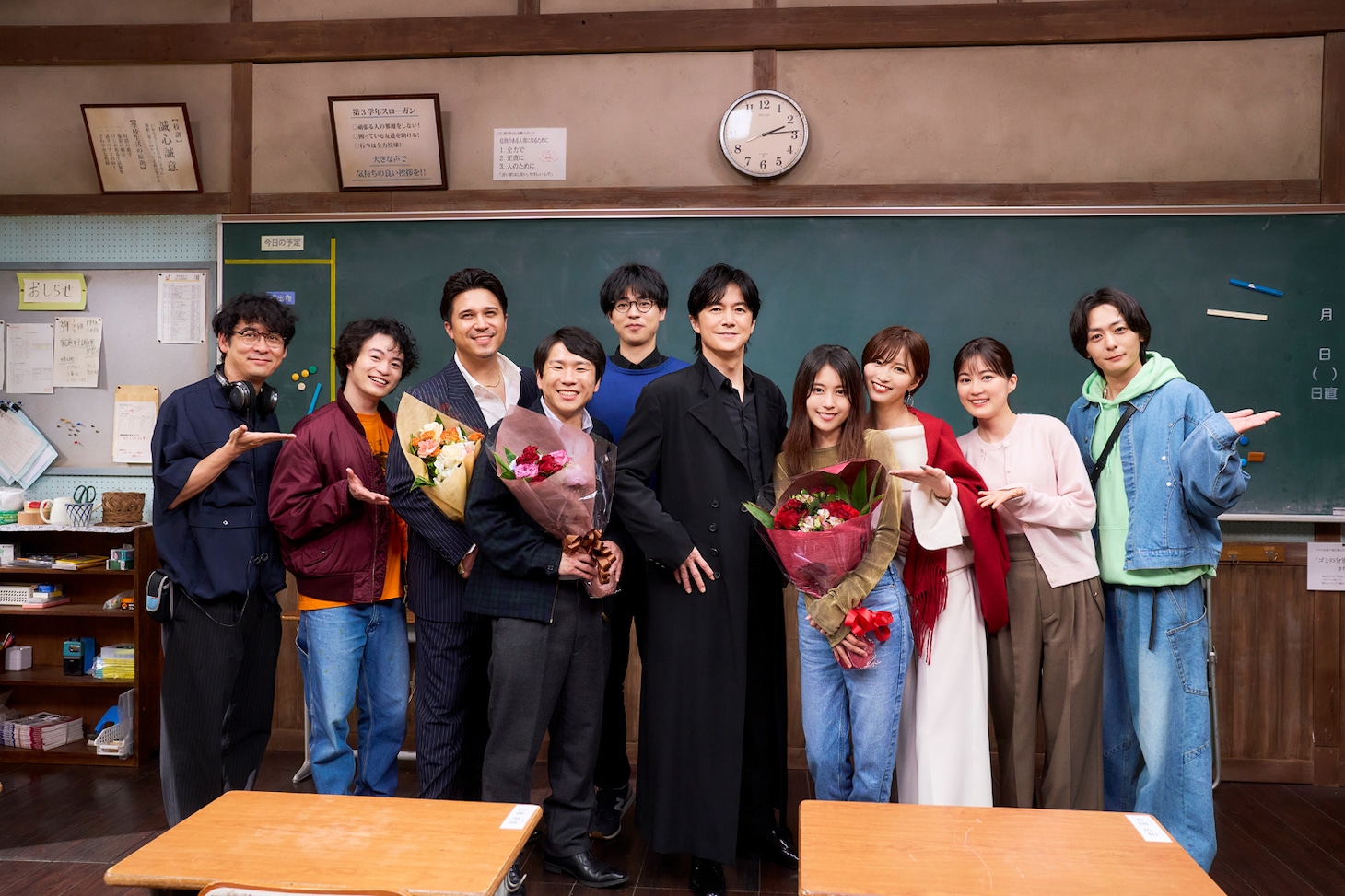 「ブラック・ショーマン」撮影現場より。有村架純らがクランクアップしたときの記念写真