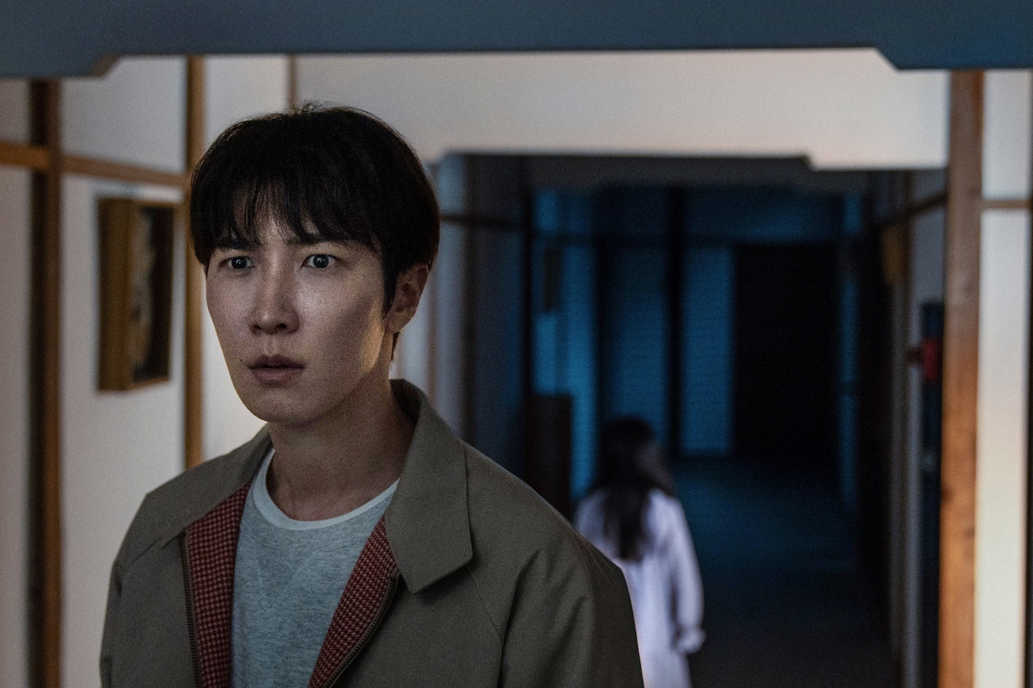 ホラー映画「事故物件ゾク 恐い間取り」場面写真。Snow Man渡辺翔太演じる“事故物件住みますタレント”の桑田ヤヒロ