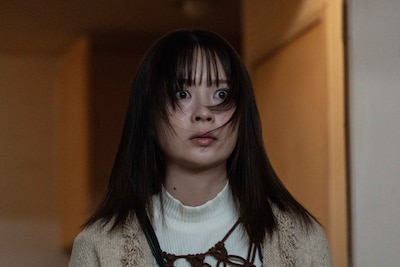 ホラー映画「事故物件ゾク 恐い間取り」場面写真。畑芽育演じる、ヤヒロと惹かれ合うヒロイン・春原花鈴