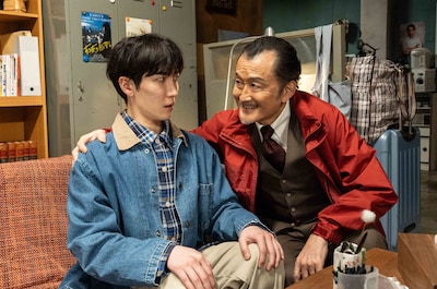 ホラー映画「事故物件ゾク 恐い間取り」場面写真。Snow Man渡辺翔太演じる“事故物件住みますタレント”の桑田ヤヒロ（左）と、吉田鋼太郎演じるヤヒロが所属する芸能事務所社長の藤吉清（右）