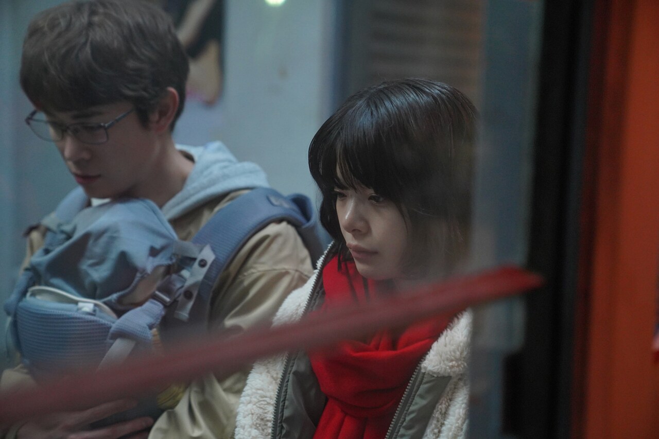 岸井ゆきの×宮沢氷魚「佐藤さんと佐藤さん」新写真到着、警察で事情聴取中の夫婦捉える