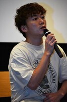 観客からの質問に耳を傾ける松居大悟